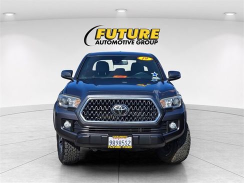 Used 2019 Toyota Tacoma TRD Off-Road image 2