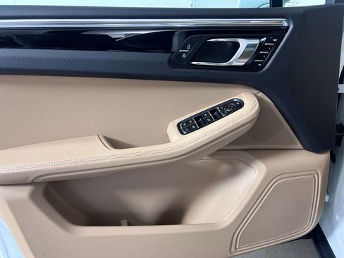 Certified 2025 Porsche Macan AWD/4WD image 26