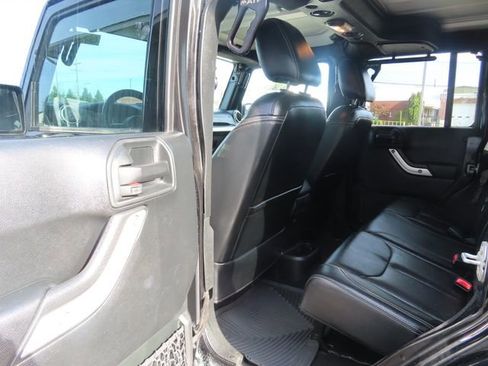 Used 2018 Jeep Wrangler Unlimited Sahara w/ Max Tow Package AWD/4WD image 19
