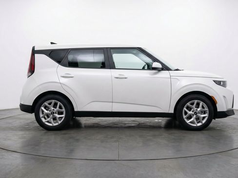 Used 2025 Kia Soul LX w/ LX Technology Package FWD image 11