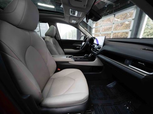 Used 2024 Toyota Grand Highlander XLE image 27