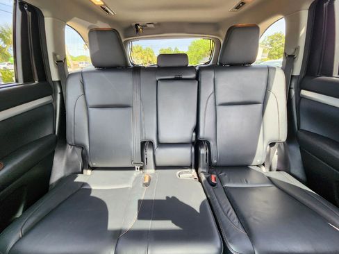 Used 2015 Toyota Highlander XLE FWD image 12