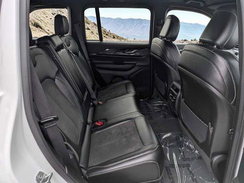 Used 2023 Jeep Grand Cherokee Altitude image 7