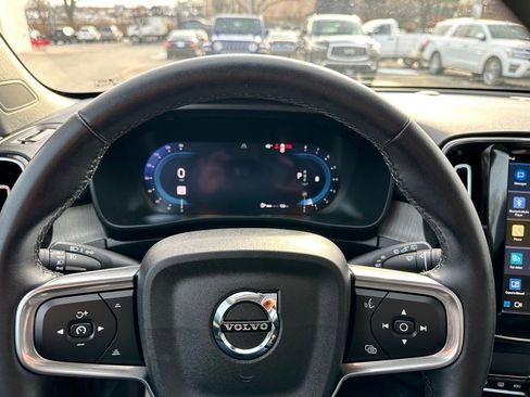 Used 2025 Volvo XC40 B5 Core image 23