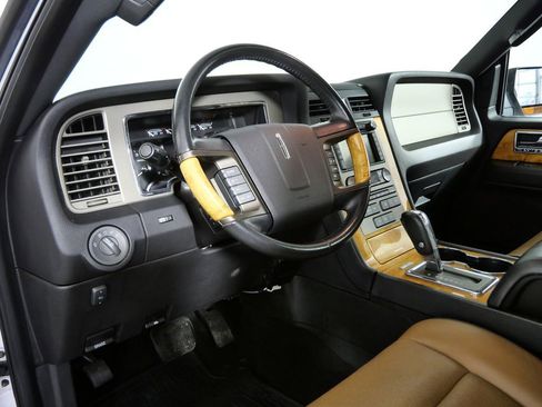 Used 2013 Lincoln Navigator L Base image 17