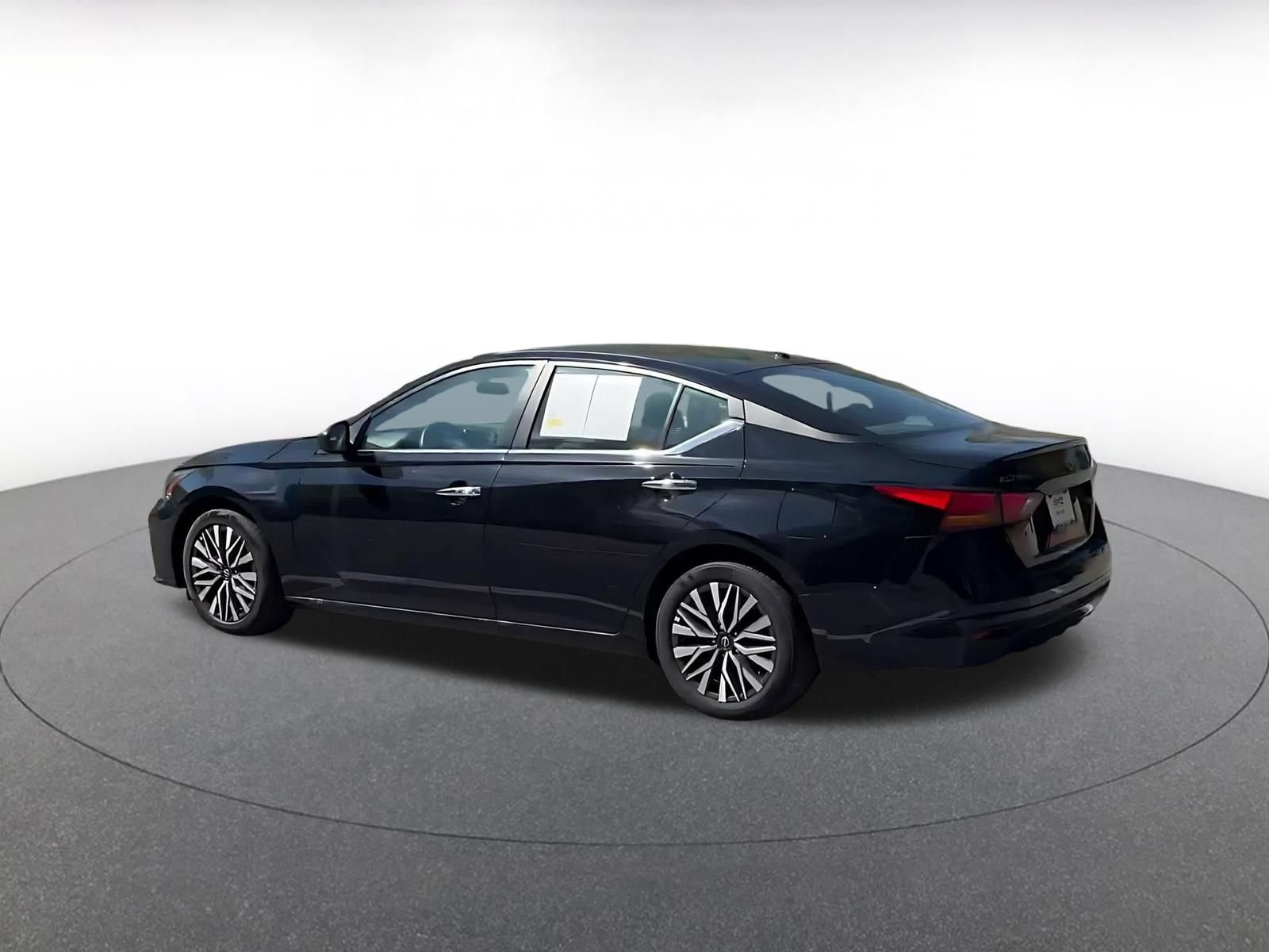 Used 2025 Nissan Altima 2.5 SV FWD image 9