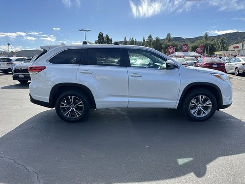 Used 2018 Toyota Highlander Plus w/ Carpet Mat Package (TMS) image 6