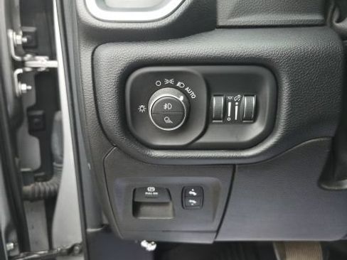 Used 2019 RAM 1500 Laramie w/ Off Road Group AWD/4WD image 13