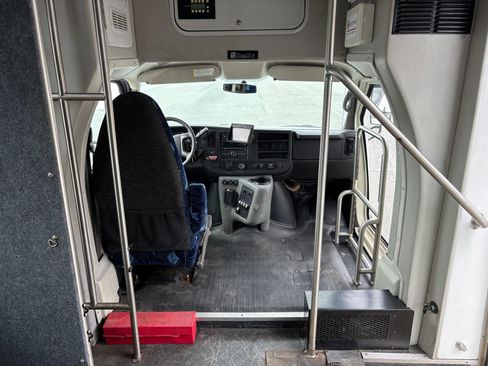 Used 2015 Chevrolet Express 4500 w/ Shuttle Bus Package RWD image 27