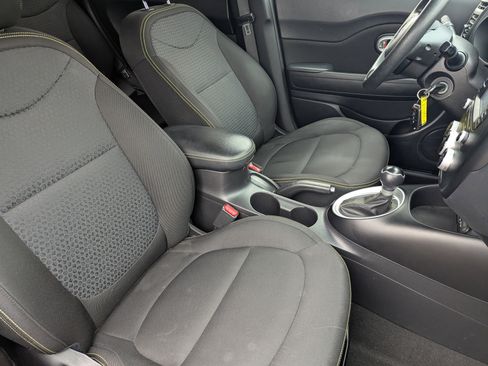 Used 2016 Kia Soul + image 8