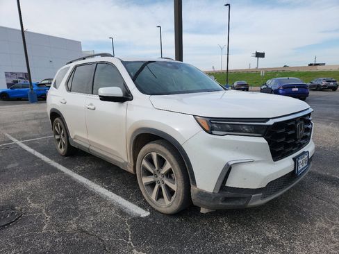Used 2023 Honda Pilot Touring image 4