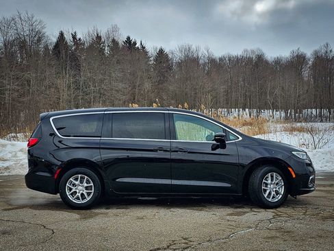 New 2026 Chrysler Pacifica Select image 2