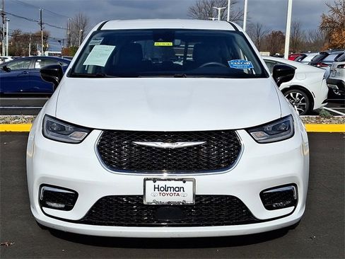 Used 2024 Chrysler Pacifica Select image 3