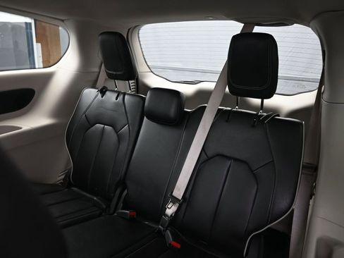 Used 2023 Chrysler Pacifica Limited FWD image 25