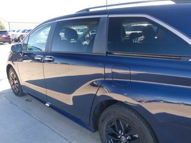 Used 2024 Toyota Sienna XLE FWD image 8