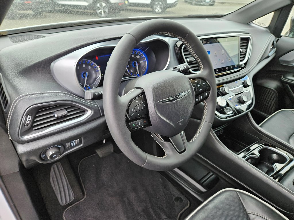 Used 2025 Chrysler Pacifica Limited FWD image 22