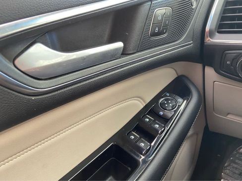 Used 2019 Ford Edge Titanium image 37