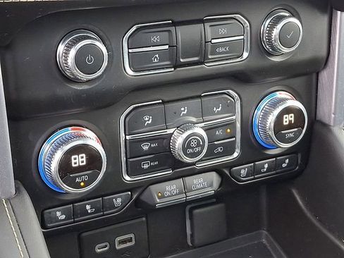 Used 2021 GMC Yukon SLT w/ SLT Premium Package image 18