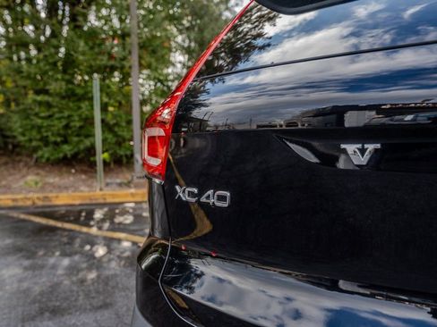 Used 2025 Volvo XC40 B5 Plus image 26
