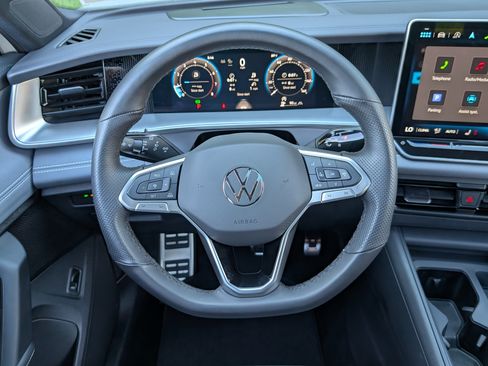 Used 2025 Volkswagen Tiguan SE R-Line AWD/4WD image 24