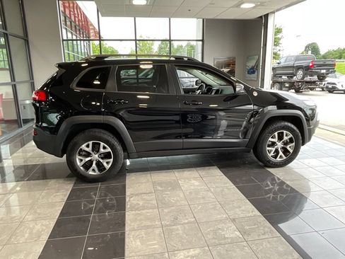 Used 2018 Jeep Cherokee Trailhawk AWD/4WD image 6
