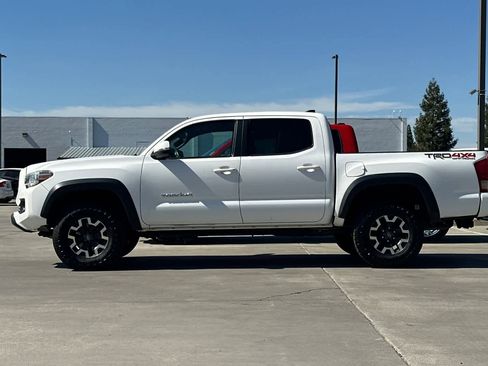 Used 2016 Toyota Tacoma TRD Off-Road w/ Premium & Technology Package image 6
