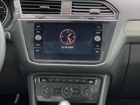 Used 2020 Volkswagen Tiguan SE w/ Panoramic Sunroof Package image 31