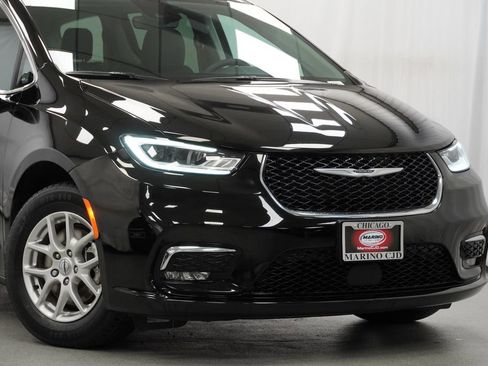 Certified 2024 Chrysler Pacifica Touring-L FWD image 4