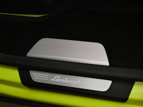 Used 2024 Lamborghini Urus Performante AWD/4WD image 36