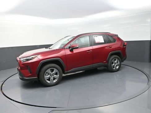 Used 2025 Toyota RAV4 XLE AWD/4WD image 37