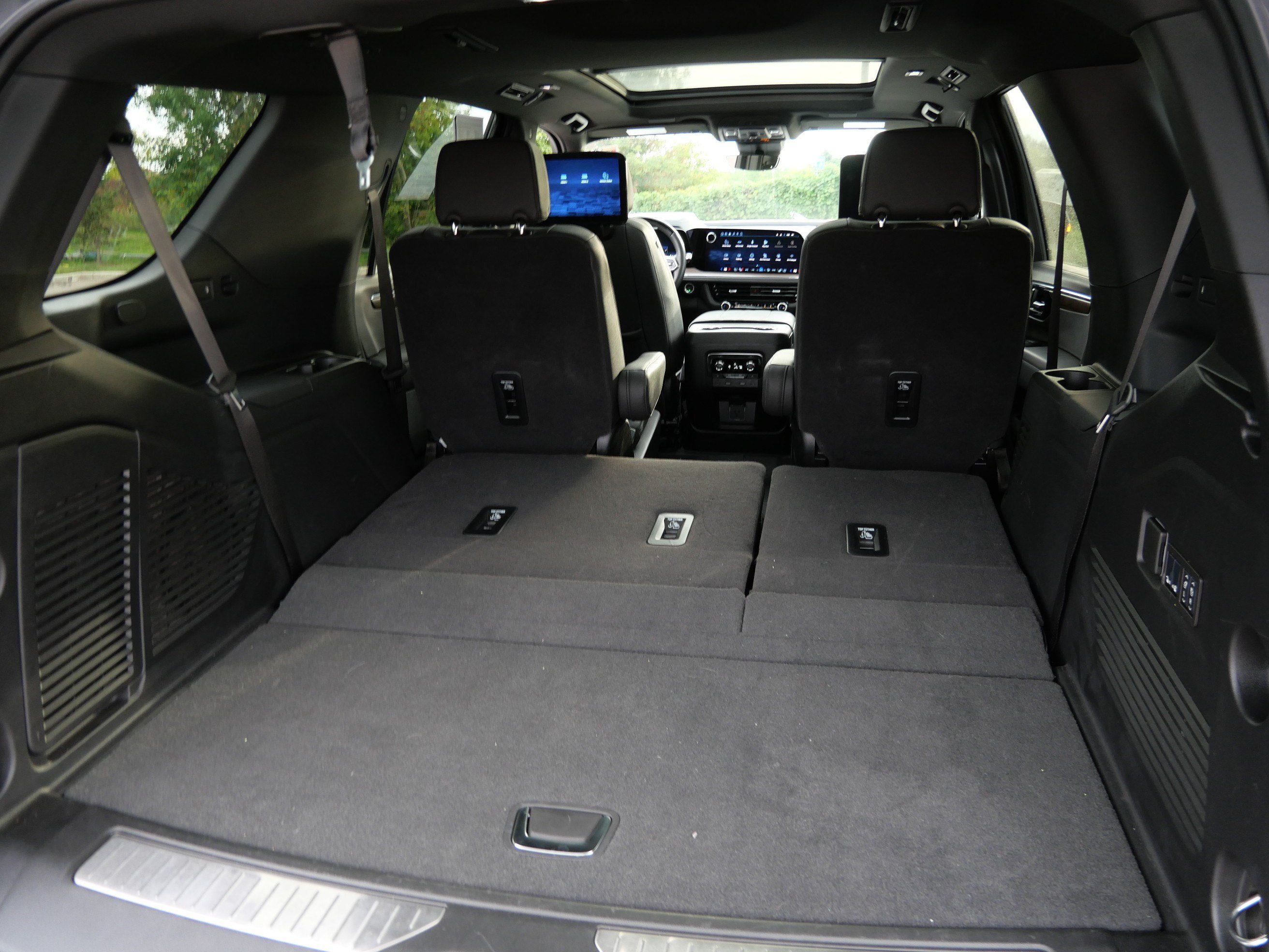 Used 2025 Chevrolet Tahoe High Country AWD/4WD image 18