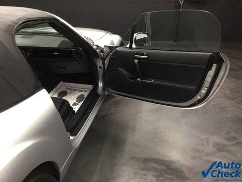 Used 2006 MAZDA MX-5 Miata Touring image 40