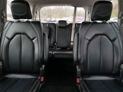 Used 2024 Chrysler Pacifica Touring-L image 14