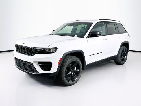 Used 2023 Jeep Grand Cherokee Altitude RWD image 3