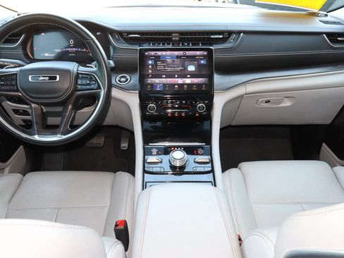 Used 2022 Jeep Grand Cherokee Overland w/ Luxury Tech Group IV AWD/4WD image 10