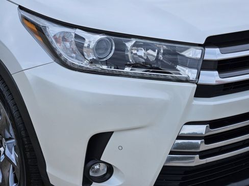 Used 2019 Toyota Highlander Limited Platinum FWD image 10