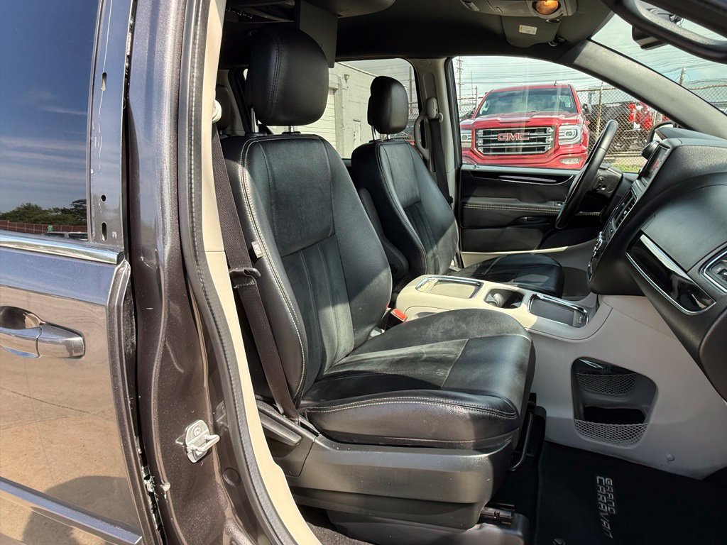 Used 2017 Dodge Grand Caravan SXT w/ Rear Park Assist Package FWD image 24