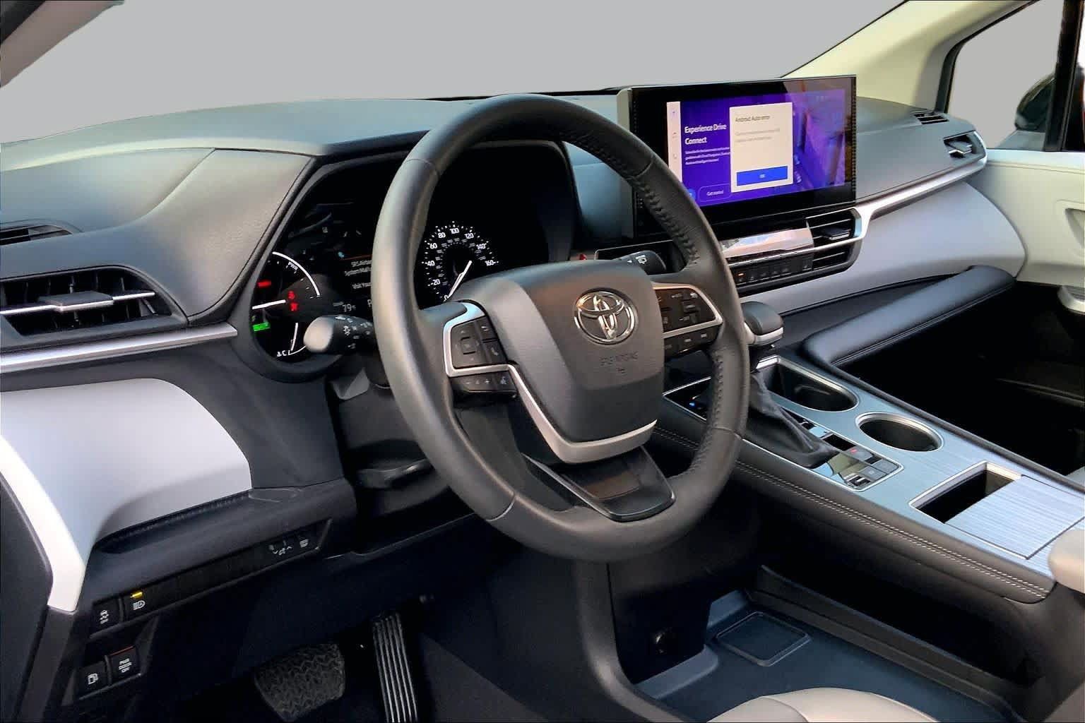 Used 2025 Toyota Sienna XLE FWD image 18