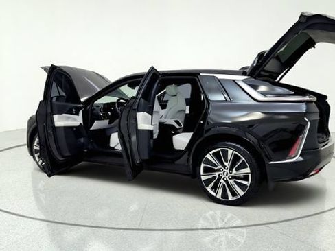 Used 2024 Cadillac Lyriq Luxury RWD image 16