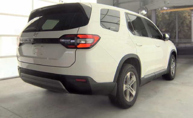 Used 2025 Honda Pilot EX-L image 3