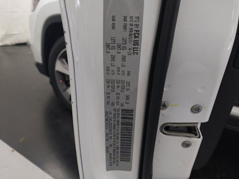 Used 2019 Jeep Cherokee Limited FWD image 33