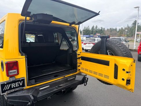 Used 2015 Jeep Wrangler Unlimited Sahara w/ Connectivity Group image 14