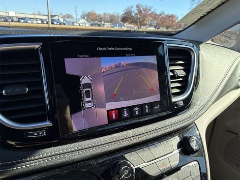 Used 2022 Chrysler Pacifica Limited w/ Uconnect Theater Family Group image 16