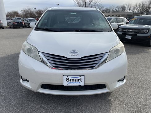 Used 2017 Toyota Sienna XLE Premium image 2
