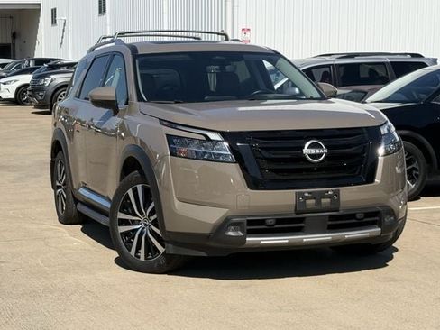 Used 2024 Nissan Pathfinder Platinum w/ Lighting Package (N93) FWD image 1