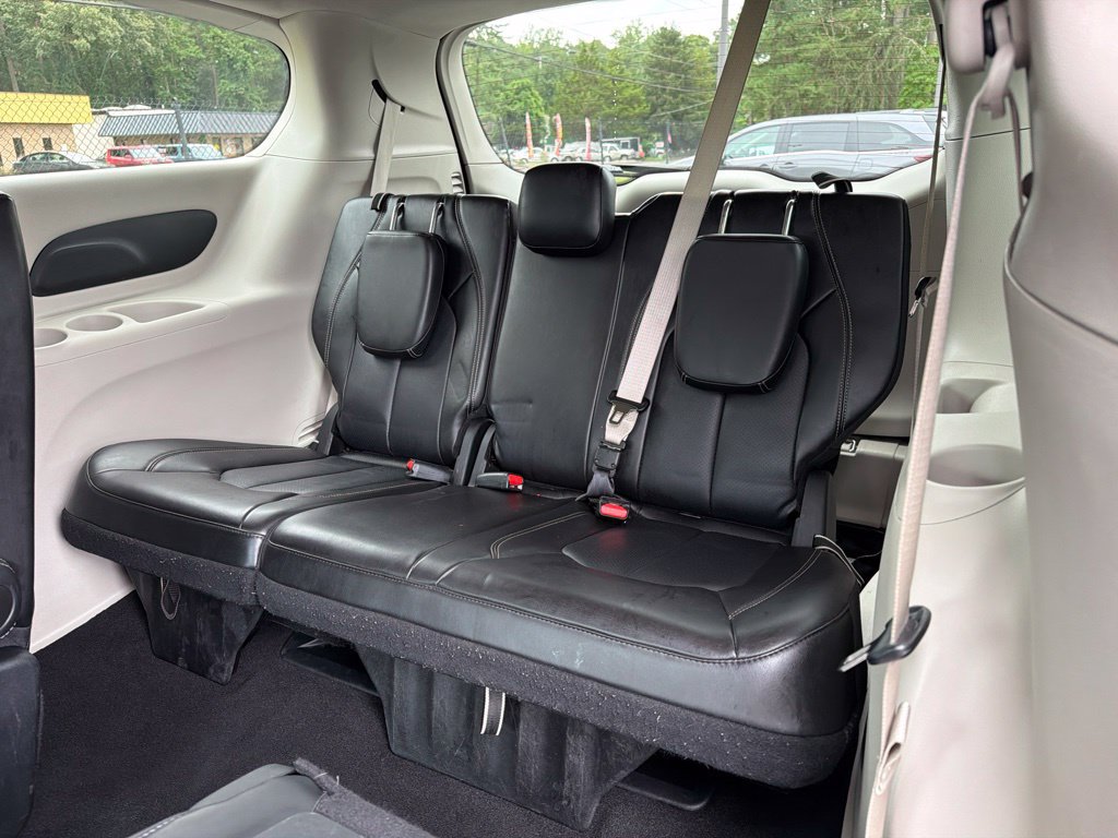 Used 2024 Chrysler Pacifica Touring-L FWD image 20