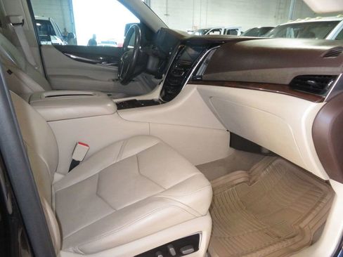 Used 2017 Cadillac Escalade Premium Luxury image 33