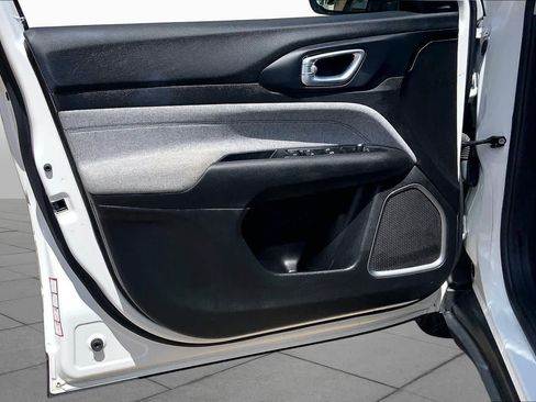 Used 2022 Jeep Compass Latitude FWD image 22