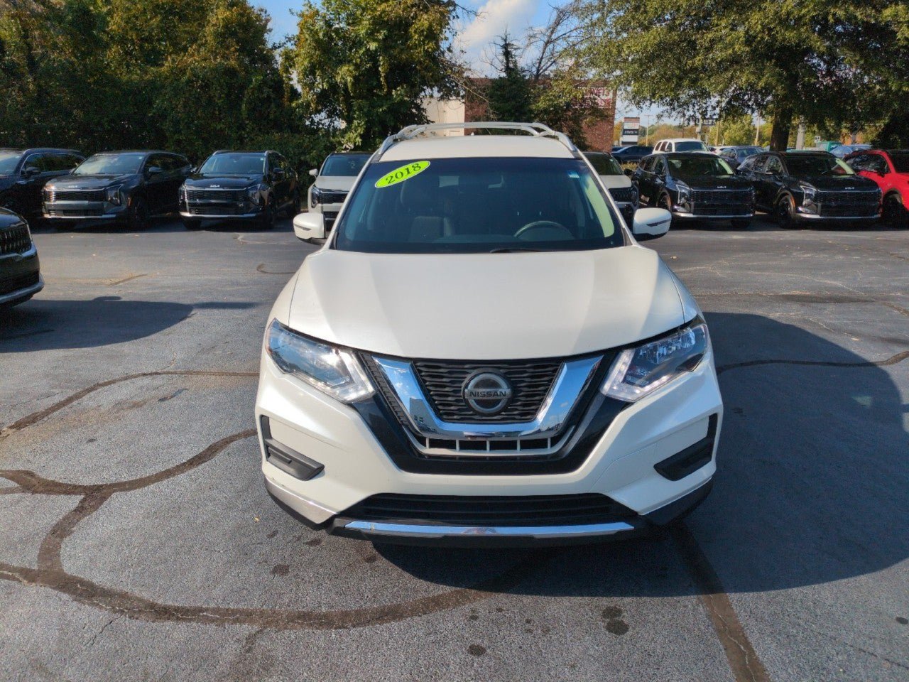 Used 2018 Nissan Rogue SV FWD image 2