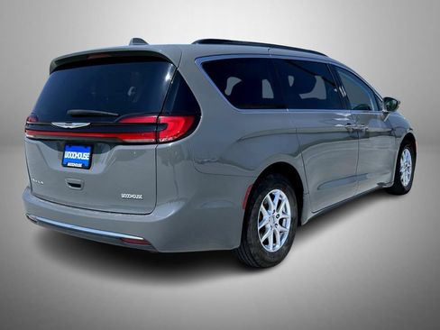 Used 2022 Chrysler Pacifica Touring-L FWD image 5